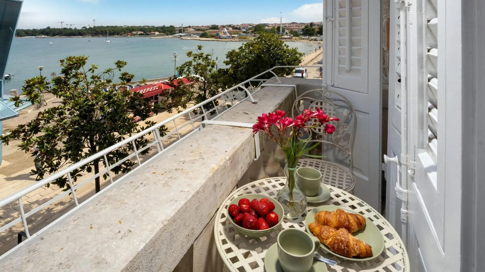 Romeo And Juliet Apartment With Balcony And Sea View 포레치