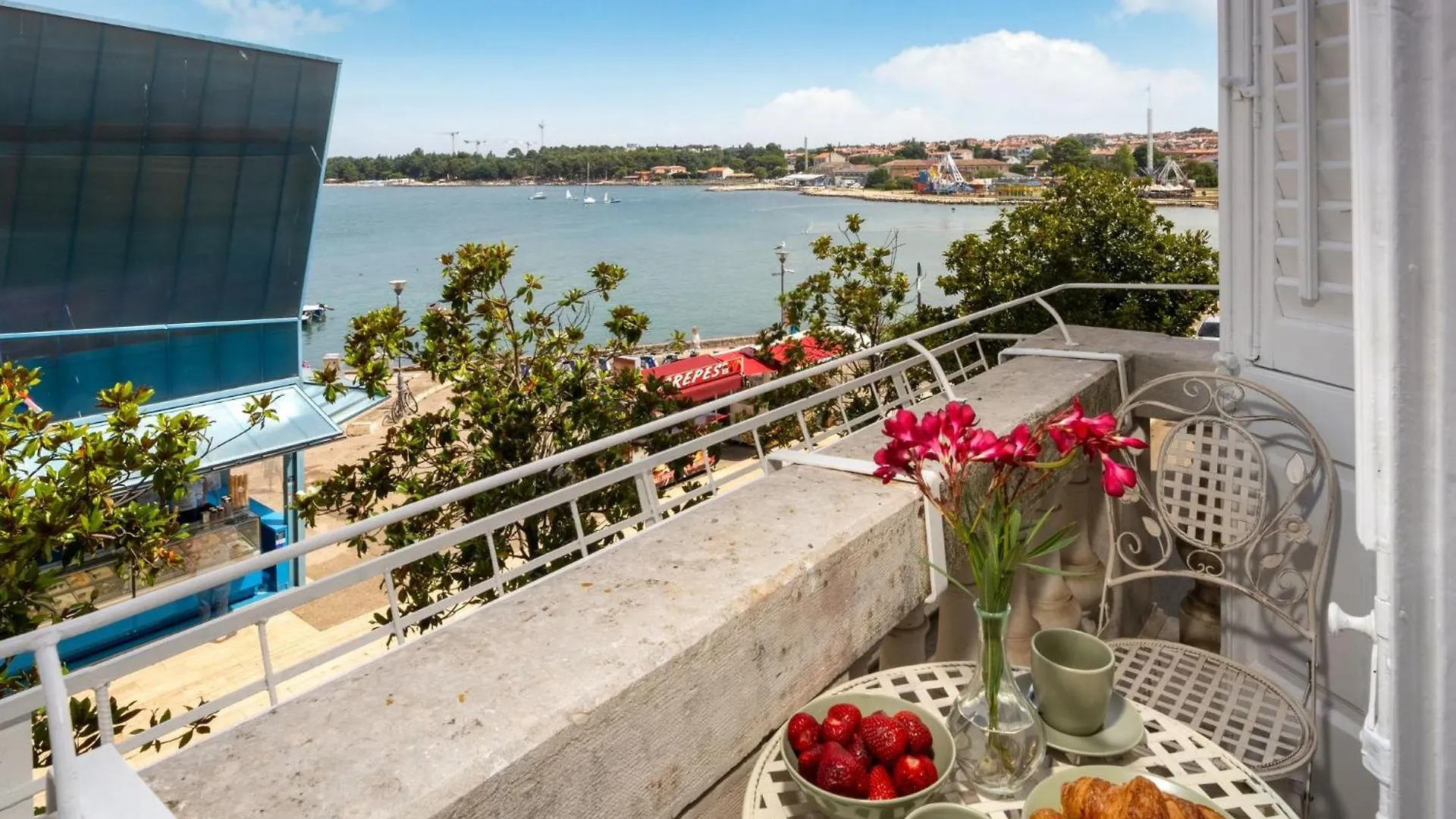 Romeo And Juliet Apartment With Balcony And Sea View Пореч Хорватия
